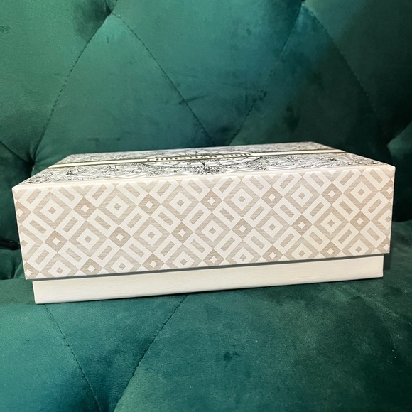 Dior Luxury Box - Gold and White - Picture 2 of 3